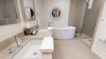 Luxurious stand-alone bathtub 